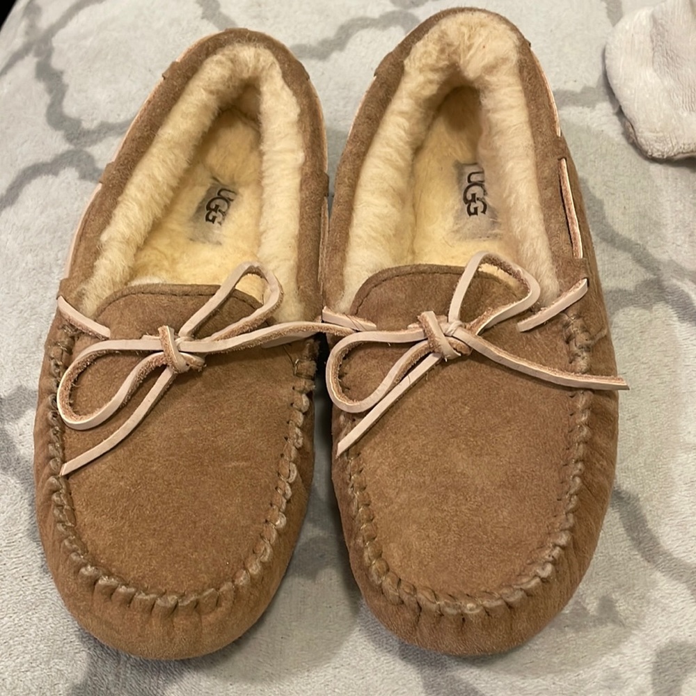 Brand new Ugg slipper moccasins size 6 never worn
